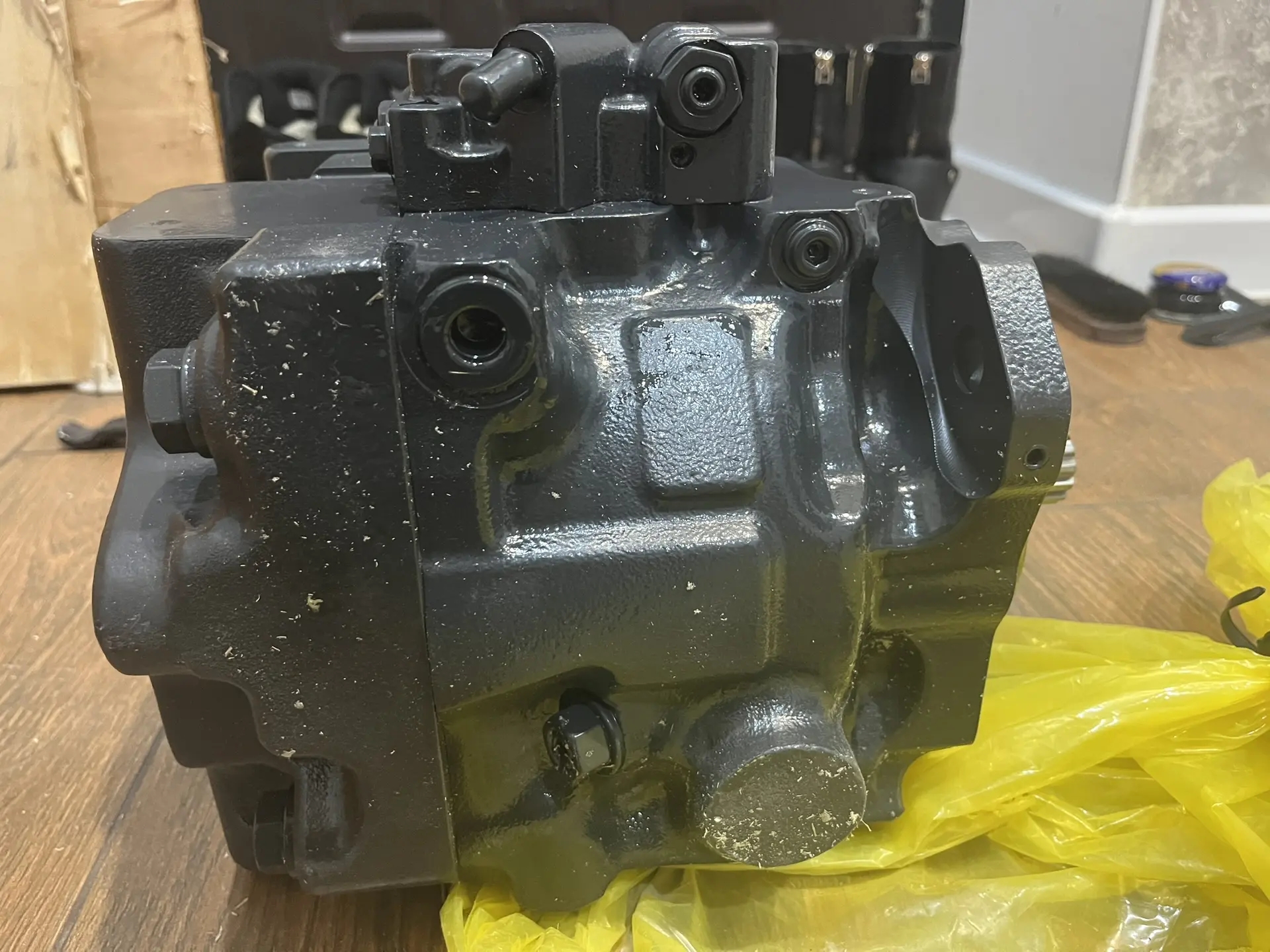 Гидравлический насос KOMATSU WB93/97-5, арт. 708-1U-00112