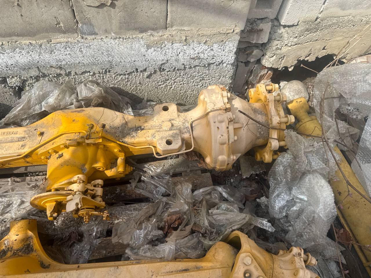 Задний мост в сборе KOMATSU WB93R-5 (арт. 42N-23-11100 / 149443) — оригинал
