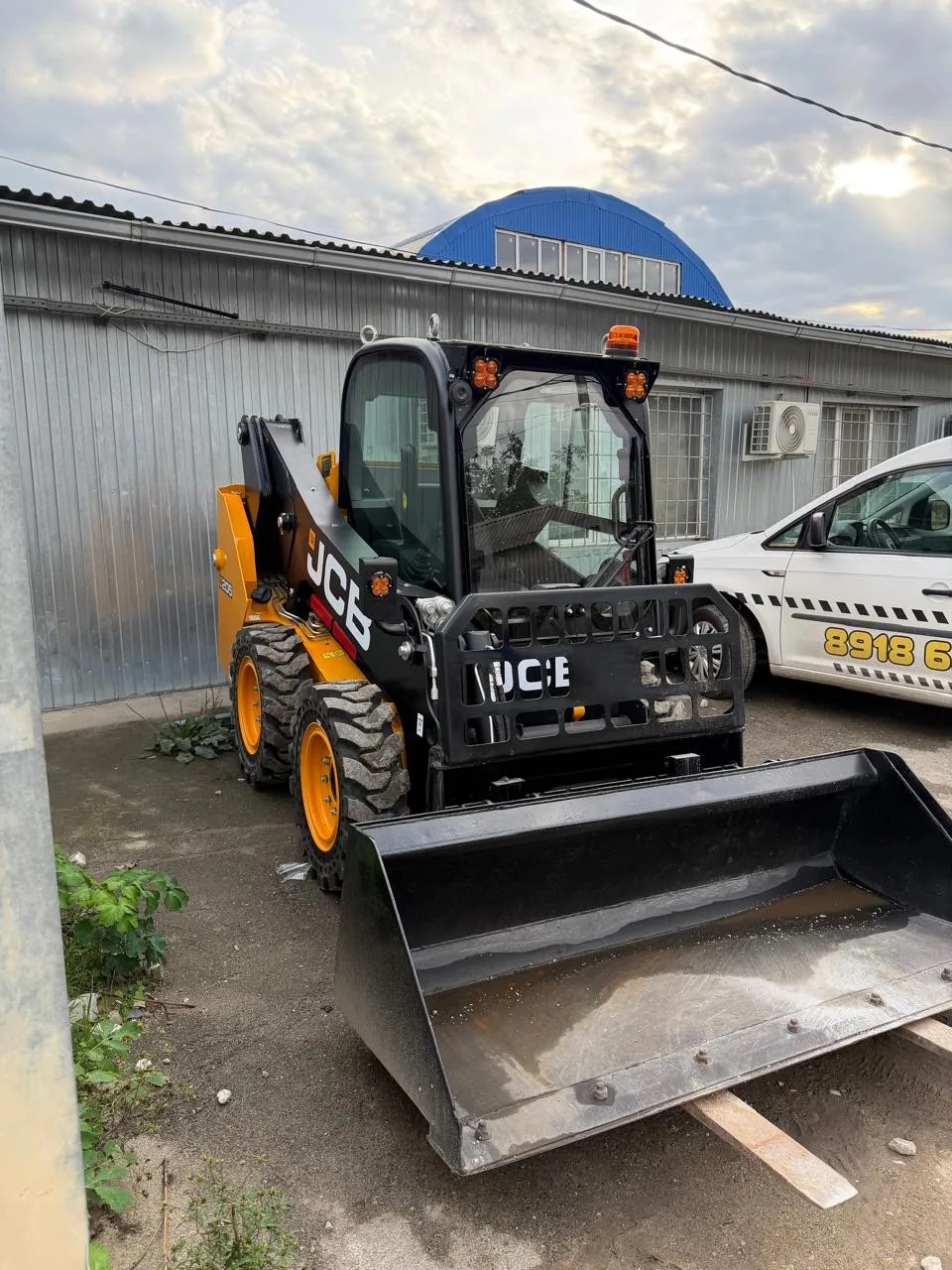JCB 205 — мини-погрузчик с бортовым поворотом (2021 г.в.)